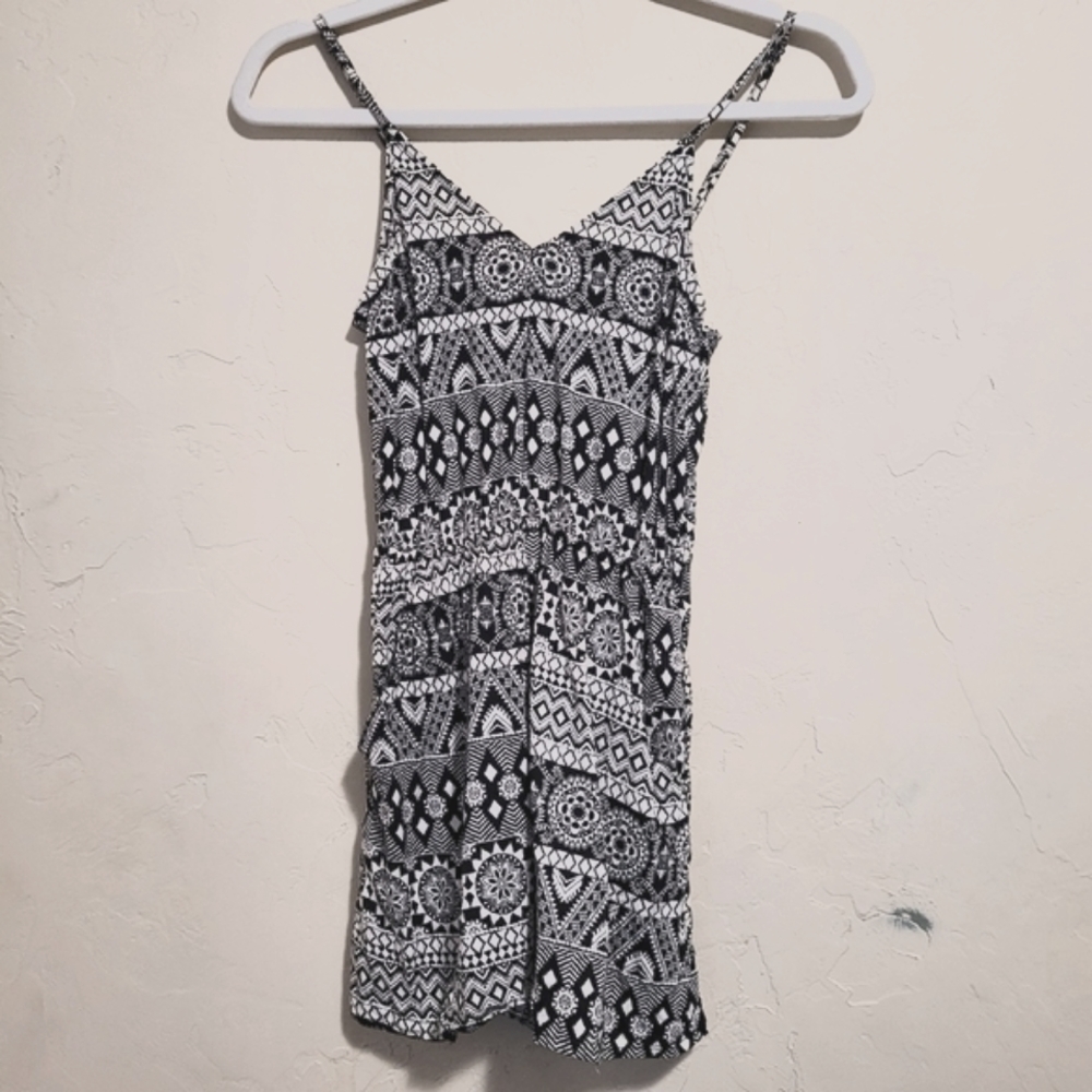 H&M XS Divided black white geometric patterned shortsuit summer romper size 0